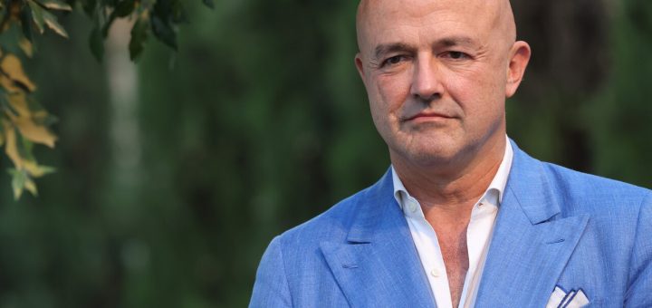 Gianluigi Nuzzi debutta con Dentro la Notizia: rigore e leggerezza su Canale 5
