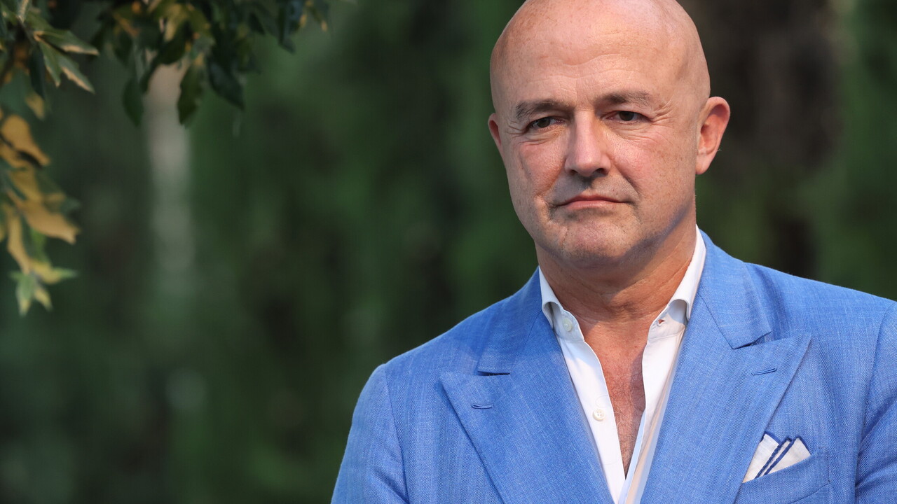 Gianluigi Nuzzi debutta con Dentro la Notizia: rigore e leggerezza su Canale 5