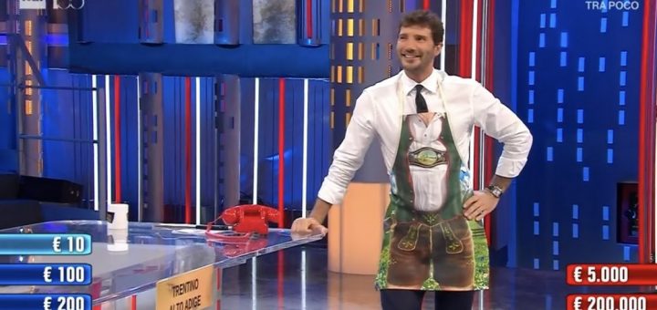 Affari Tuoi, Stefano De Martino lancia il Pacco Nero: parte la sfida con Gerry Scotti