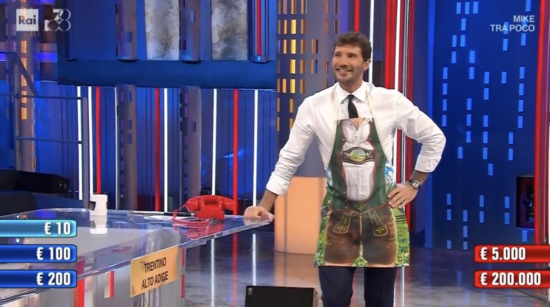 Affari Tuoi, Stefano De Martino lancia il Pacco Nero: parte la sfida con Gerry Scotti