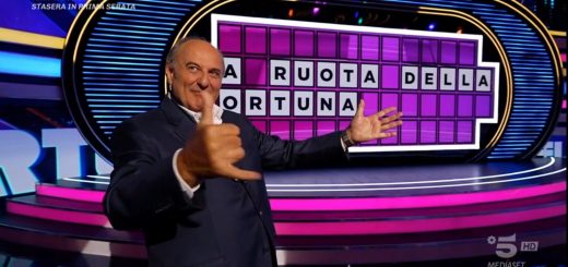 Gerry Scotti entusiasta per il successo de “La Ruota della Fortuna”: frecciate alla Rai e sfida con De Martino