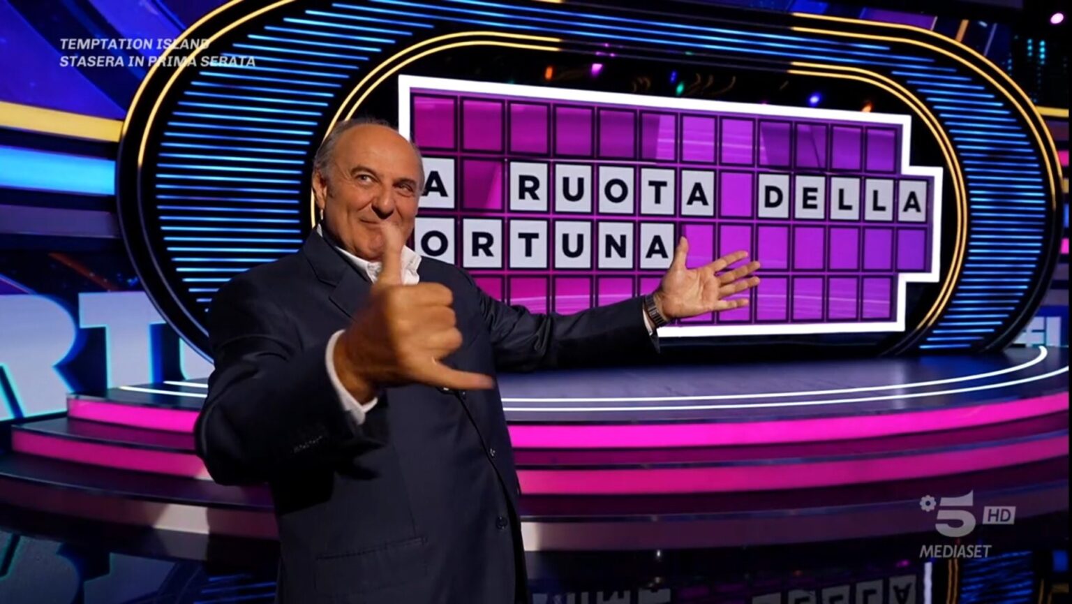 Gerry Scotti entusiasta per il successo de “La Ruota della Fortuna”: frecciate alla Rai e sfida con De Martino