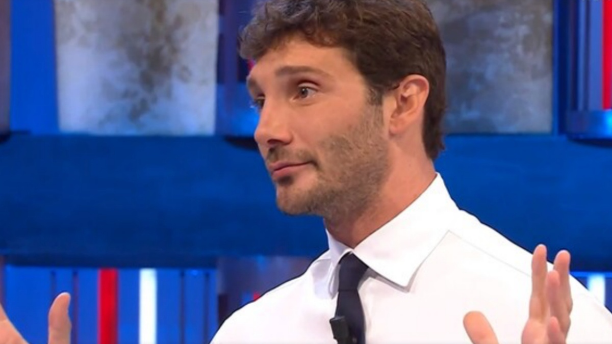 “Io gay? Magari”: la reazione di Stefano De Martino alle offese ricevute
