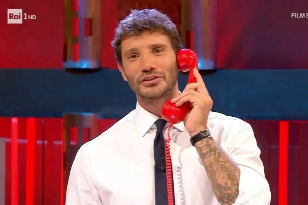 Stefano De Martino in bilico: il futuro di Affari Tuoi minacciato dal successo di Gerry Scotti
