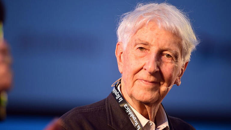Corrado Augias, la confessione a 90 anni: “Non temo la morte. Un collega scelse la morfina, ho ancora il numero del medico”
