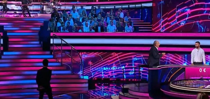 Gerry Scotti senza parole: l’ospite inatteso fa alzare in piedi lo studio