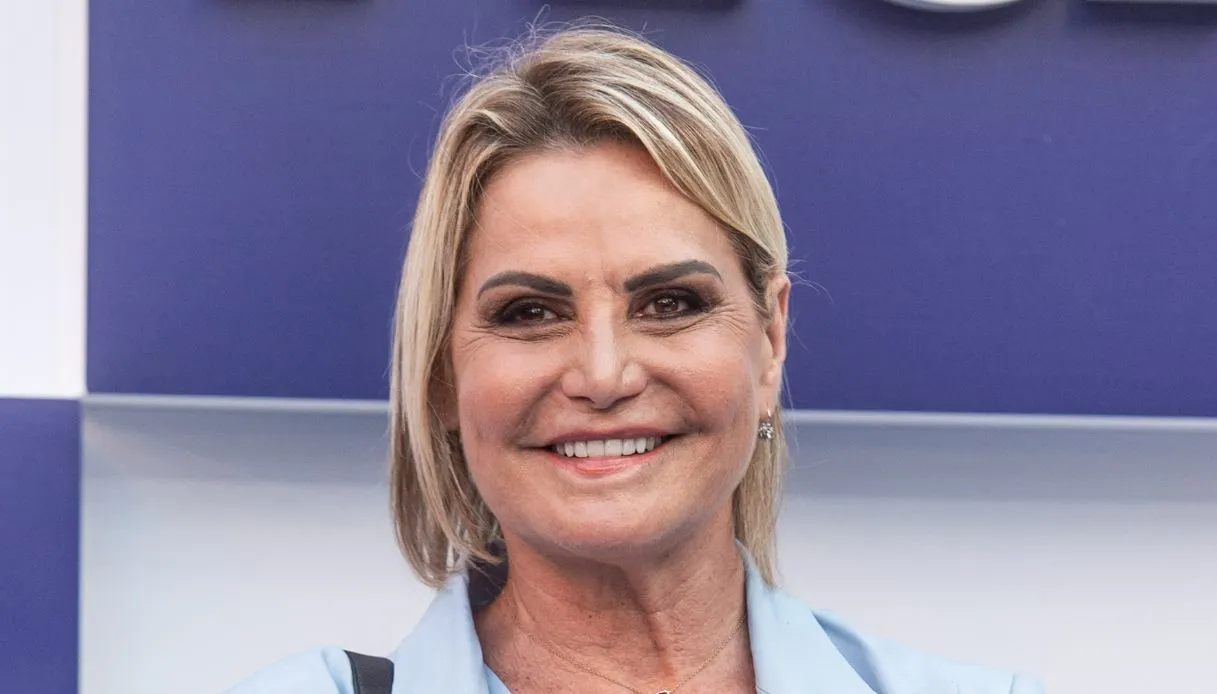 Grande Fratello 2025, Simona Ventura cambia tutto: votazioni solo via SMS e puntate più brevi