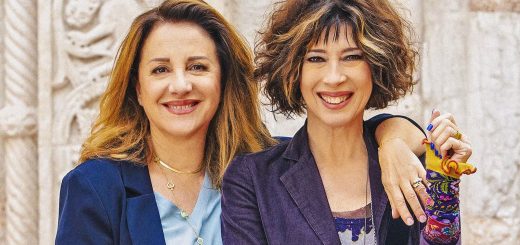 La prima serata del 21 settembre 2025 vede Rai1 dominare con la fiction Balene, che conquista 2,8 milioni di spettatori e uno share del 19,42%. Subito dopo si piazza Canale 5 con la soap La notte nel cuore, seguita da 2,1 milioni di spettatori e uno share del 16,61%. Tra le altre reti, Italia 1 con Le Iene raccoglie oltre 1 milione di spettatori, mentre Rai3 con Presa diretta si ferma a 923 mila. Gli altri canali registrano ascolti più contenuti, con numeri che confermano il predominio delle principali reti generaliste in prima serata.