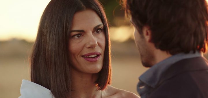 Bianca Guaccero continua a essere una delle protagoniste indiscusse della televisione italiana. Dopo aver conquistato pubblico e critica con la vittoria a Ballando con le Stelle, l’attrice pugliese si prepara a un nuovo capitolo professionale che la riporta alle sue origini artistiche: la recitazione. Negli ultimi anni, Bianca si è distinta in vari programmi televisivi, diventando un volto familiare della Rai. Tuttavia, la fiction rimane per lei un terreno speciale, quello che le ha permesso di emergere e di conquistare la fiducia degli spettatori. “Ci vorrebbe un’amica”: la nuova sfida di Bianca La notizia, confermata da Chi, è che Bianca tornerà sul set con la serie Rai “Ci vorrebbe un’amica”, la cui messa in onda è prevista per il 2026. Le riprese prenderanno il via nei prossimi mesi, segnando ufficialmente il suo ritorno sul piccolo schermo in veste di attrice. Questa scelta rappresenta un ritorno alle radici, dopo cinque anni di assenza dalle fiction. Per la Guaccero è anche un modo per consolidare il rapporto con un pubblico che l’ha sempre seguita con affetto e che ora non vede l’ora di ritrovarla in una nuova veste. Un ritorno atteso da cinque anni L’ultima apparizione di Bianca in una serie televisiva risale a “Fino all’ultimo battito”, firmata da Cinzia TH Torrini. Un ruolo che aveva messo in luce la sua capacità di calarsi in personaggi sfaccettati e profondi. Ora, con “Ci vorrebbe un’amica”, l’attrice sembra pronta a raccogliere una nuova sfida e a riportare sullo schermo la sua sensibilità e il suo talento. Per i telespettatori sarà l’occasione di ritrovare una Guaccero più matura e ancora più consapevole, pronta a lasciare il segno con una nuova interpretazione.