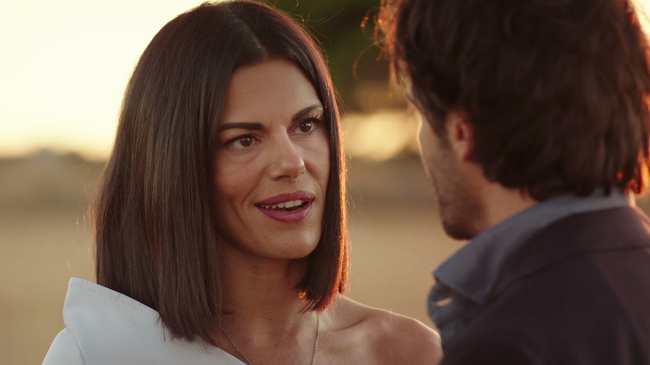 Bianca Guaccero continua a essere una delle protagoniste indiscusse della televisione italiana. Dopo aver conquistato pubblico e critica con la vittoria a Ballando con le Stelle, l’attrice pugliese si prepara a un nuovo capitolo professionale che la riporta alle sue origini artistiche: la recitazione. Negli ultimi anni, Bianca si è distinta in vari programmi televisivi, diventando un volto familiare della Rai. Tuttavia, la fiction rimane per lei un terreno speciale, quello che le ha permesso di emergere e di conquistare la fiducia degli spettatori. “Ci vorrebbe un’amica”: la nuova sfida di Bianca La notizia, confermata da Chi, è che Bianca tornerà sul set con la serie Rai “Ci vorrebbe un’amica”, la cui messa in onda è prevista per il 2026. Le riprese prenderanno il via nei prossimi mesi, segnando ufficialmente il suo ritorno sul piccolo schermo in veste di attrice. Questa scelta rappresenta un ritorno alle radici, dopo cinque anni di assenza dalle fiction. Per la Guaccero è anche un modo per consolidare il rapporto con un pubblico che l’ha sempre seguita con affetto e che ora non vede l’ora di ritrovarla in una nuova veste. Un ritorno atteso da cinque anni L’ultima apparizione di Bianca in una serie televisiva risale a “Fino all’ultimo battito”, firmata da Cinzia TH Torrini. Un ruolo che aveva messo in luce la sua capacità di calarsi in personaggi sfaccettati e profondi. Ora, con “Ci vorrebbe un’amica”, l’attrice sembra pronta a raccogliere una nuova sfida e a riportare sullo schermo la sua sensibilità e il suo talento. Per i telespettatori sarà l’occasione di ritrovare una Guaccero più matura e ancora più consapevole, pronta a lasciare il segno con una nuova interpretazione.