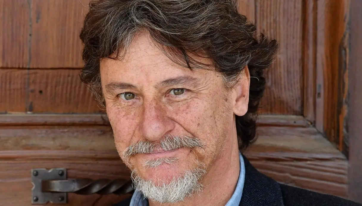 Giorgio Tirabassi a La Volta Buona: il ricordo di Gigi Proietti, la carriera e la famiglia
