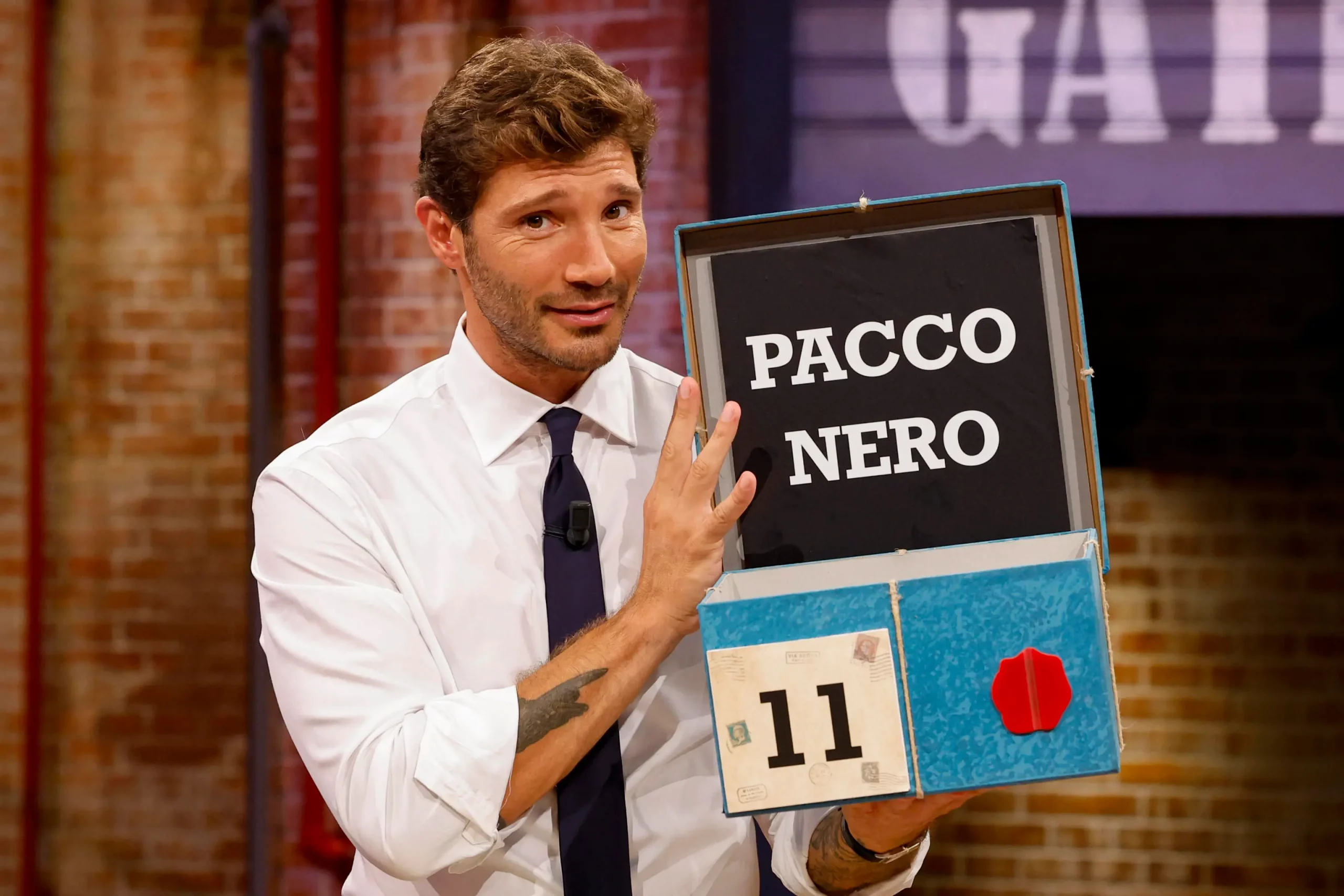 Stefano De Martino vittima di rapina a Milano: attimi di paura per il conduttore