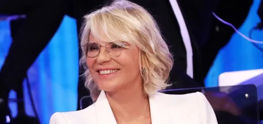Canale 5, rivoluzione nel pomeriggio: Maria De Filippi torna in scena e le soap cambiano orari