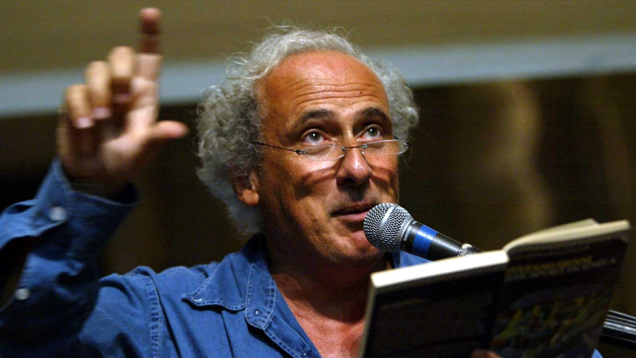 Addio a Stefano Benni, maestro di ironia e fantasia: l’ultimo saluto allo scrittore visionario