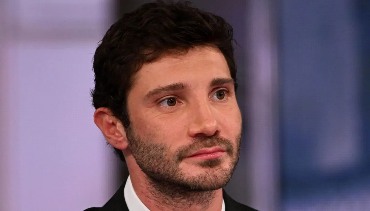 Stefano De Martino escluso dall’evento Rai dedicato a Pino Daniele: Carlo Conti guida lo show