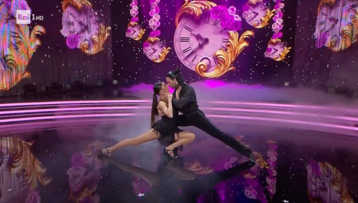 belen sensuale a ballando con le stelle il siparietto con selvaggia e il contratto per la prossima stagione