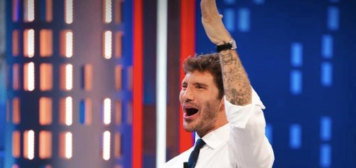 Affari Tuoi, Stefano De Martino show: stoccate a Pier Silvio Berlusconi e Gerry Scotti