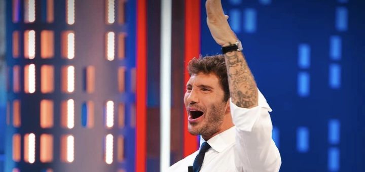 Affari Tuoi, Stefano De Martino show: stoccate a Pier Silvio Berlusconi e Gerry Scotti