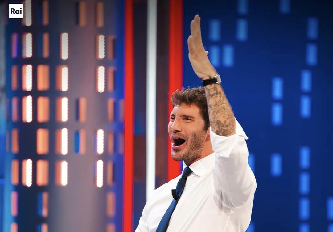 Affari Tuoi, Stefano De Martino show: stoccate a Pier Silvio Berlusconi e Gerry Scotti